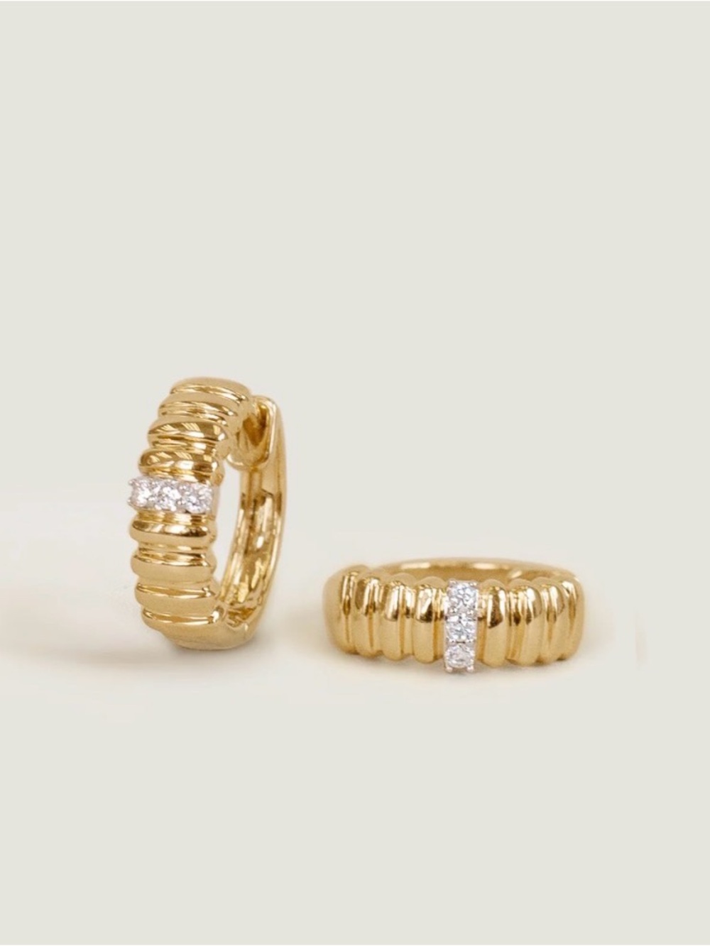 Kinn Solis 14K gold Ribbed Huggie Earrings with 3 Diamonds